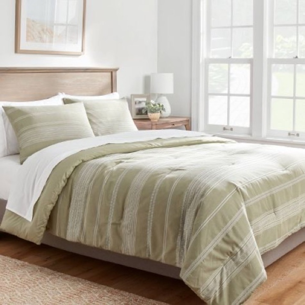 Beautiful brand new Green and White comforter set